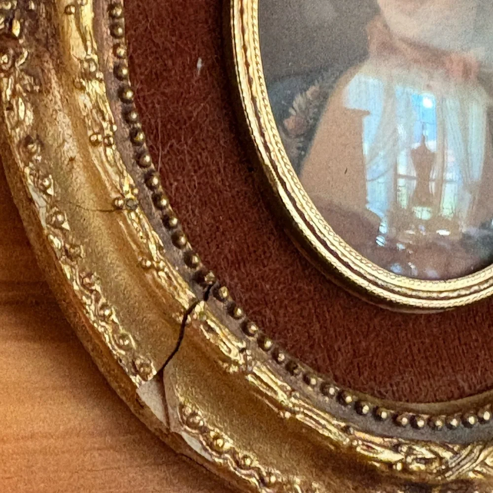 Vintage Gold Ornate Oval Frame Cameo Creation.
